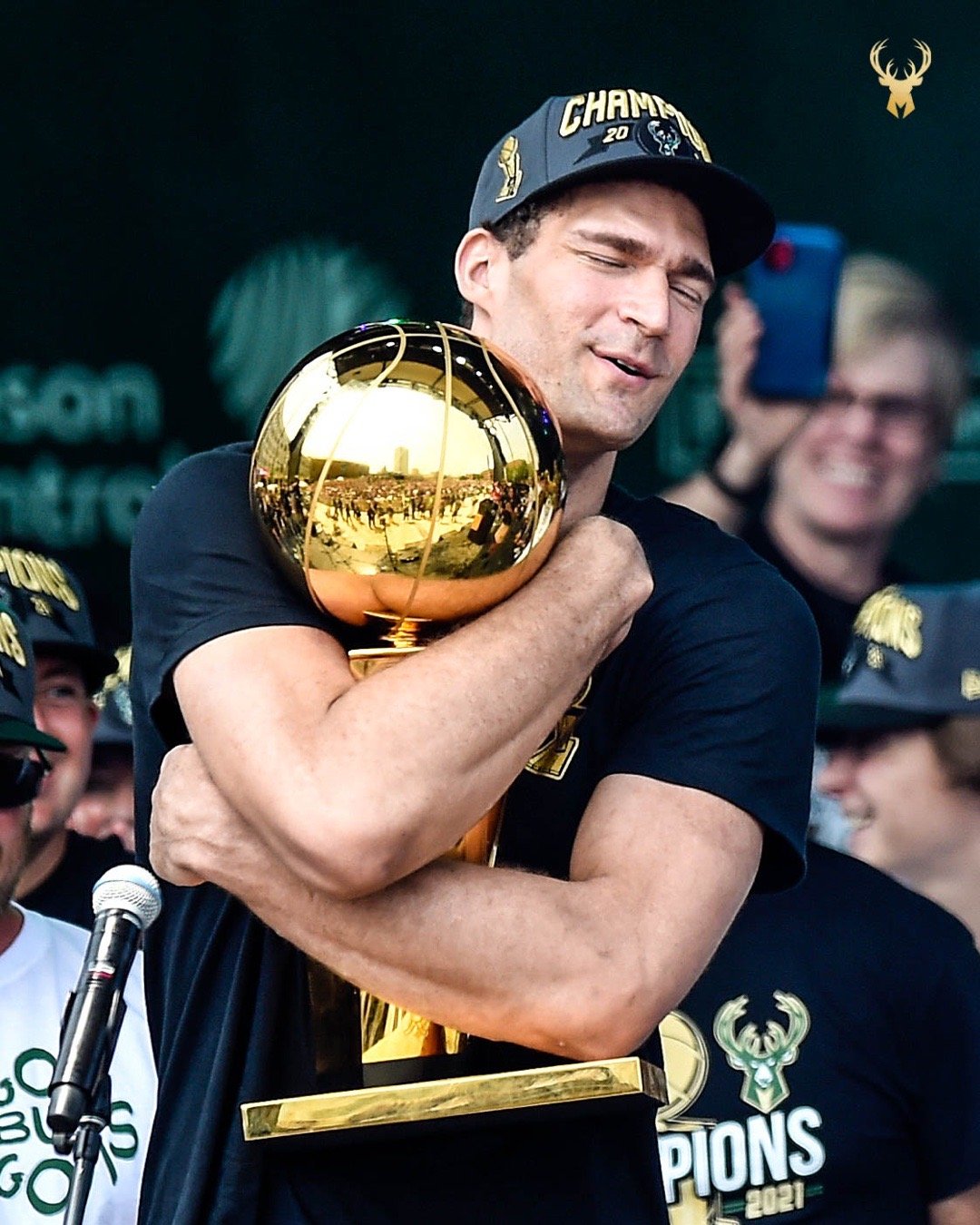 包含赛地聚焦——欧篮联今晨热度飙升，密尔沃基雄鹿外线爆发，震撼外界，球探报告显示潜力的词条