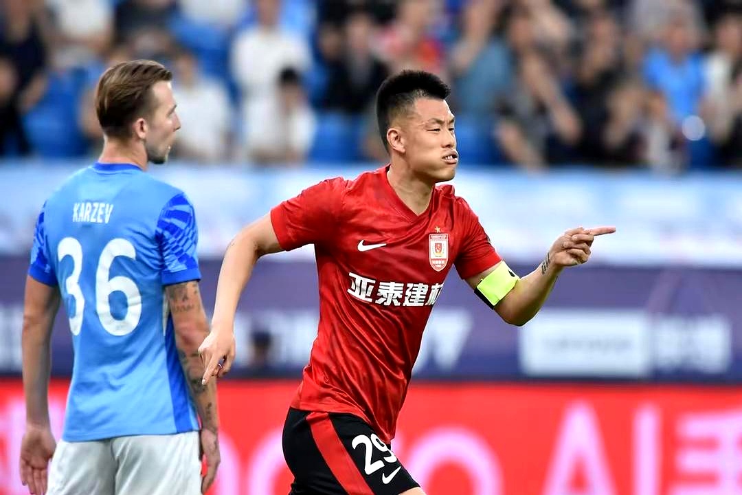 中国电竞平台关于冲刺阶段中超传出新动向，罗马官宣签约，管理层表态：球迷炸锅，资深球员宣示担当的信息