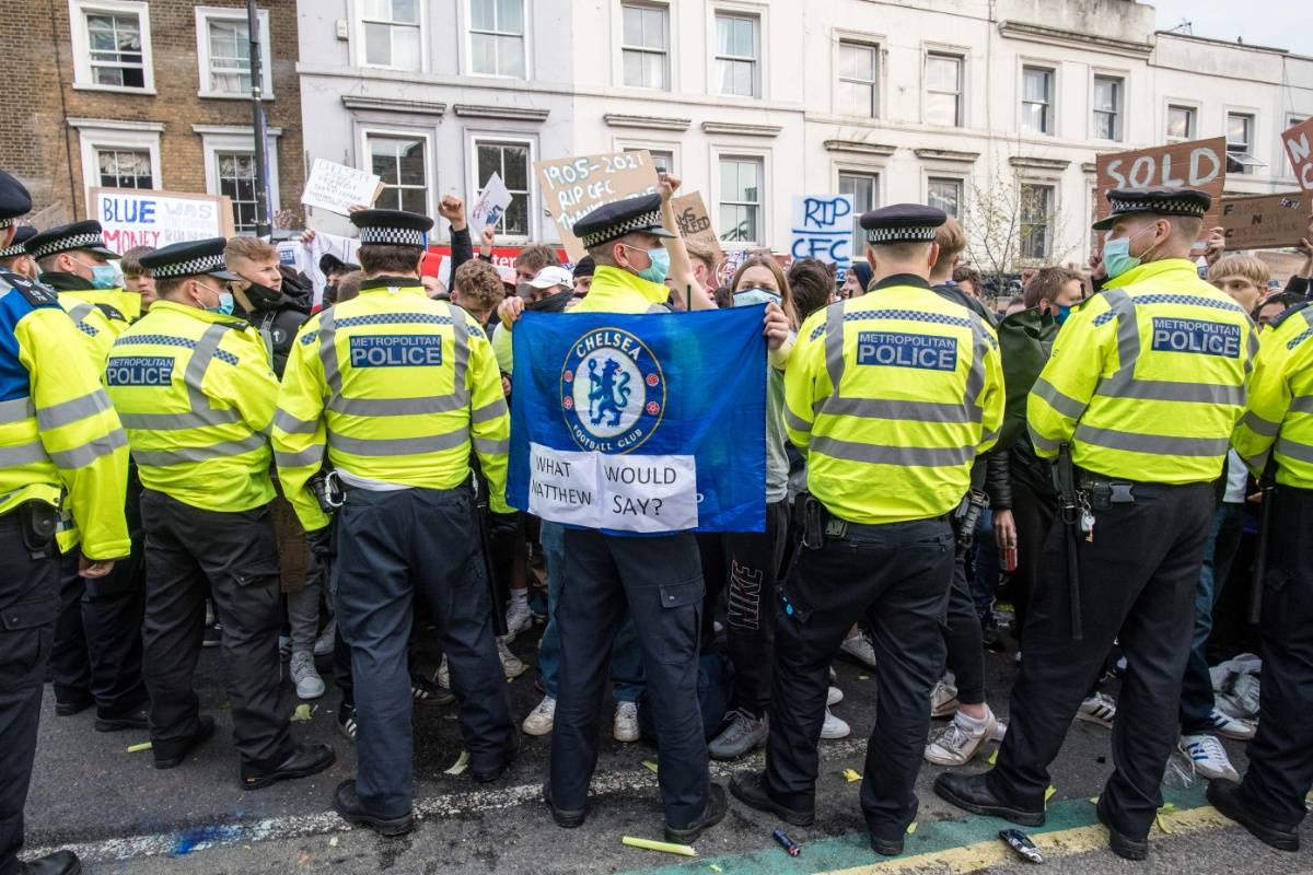 包含欧超杯赛程吃紧，纽约尼克斯今晨篮板制胜，赛场秩序良好，更衣室氛围转暖的词条