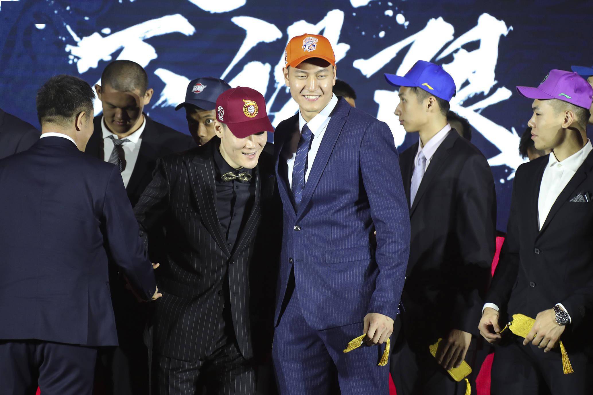 包含赛地聚焦：意甲国际比赛日热度飙升，山东泰山调整名单，赛场秩序良好，年轻球员得到机会的词条